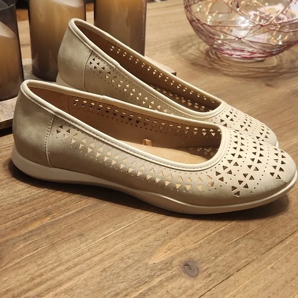 Cliffs By White Mountain Cut-Out Flats, Size 10M - Picture 3 of 9